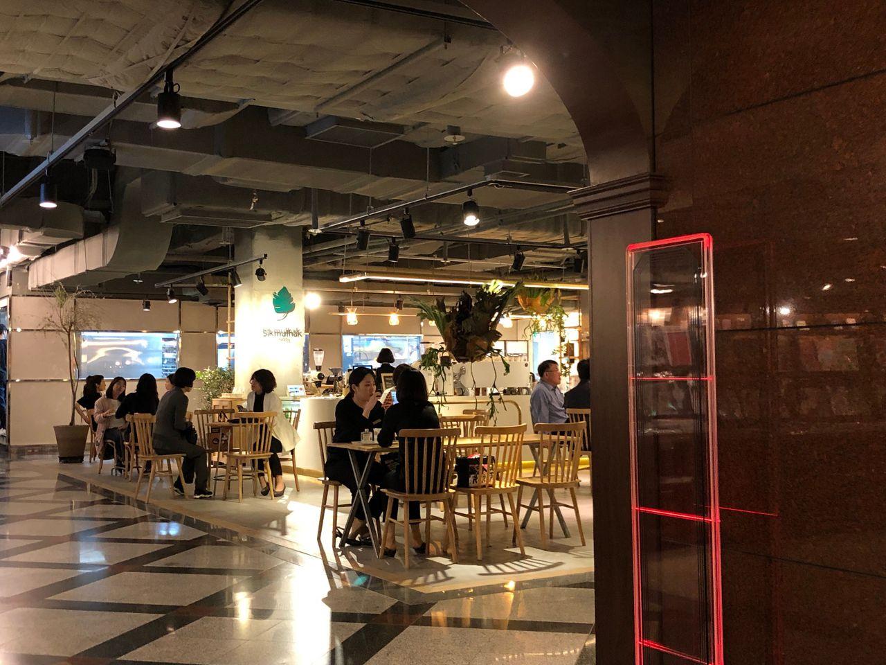 Euljiro Arc.N.Book | Beautiful tunnel made of walls filled with books!